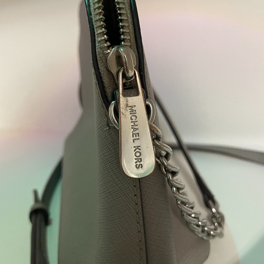 MICHAEL KORS Silver / Grey Leather Crossbody Bag Purse with Silver Hardware - Picture 4 of 10